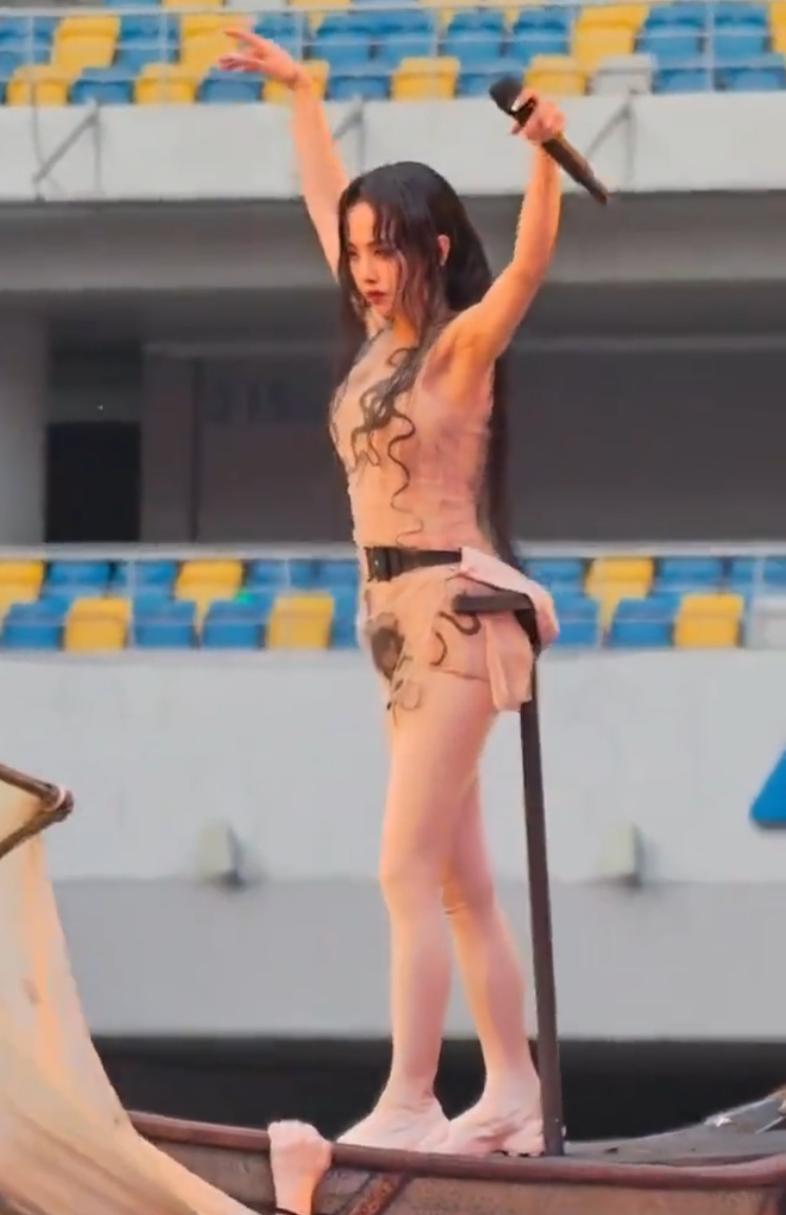 刷爆全网的美杜莎，竟是蔡依林西安演唱会的隐藏亮点。

4 月 18 日，蔡依林巡