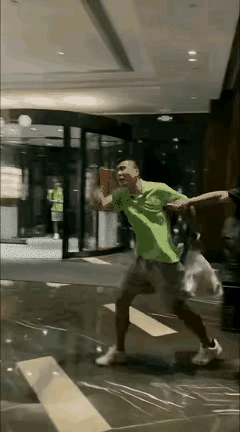 国足前锋张玉宁在酒店电梯口和球迷发生激烈冲突！这是中国足球的悲哀，更是中国球迷的
