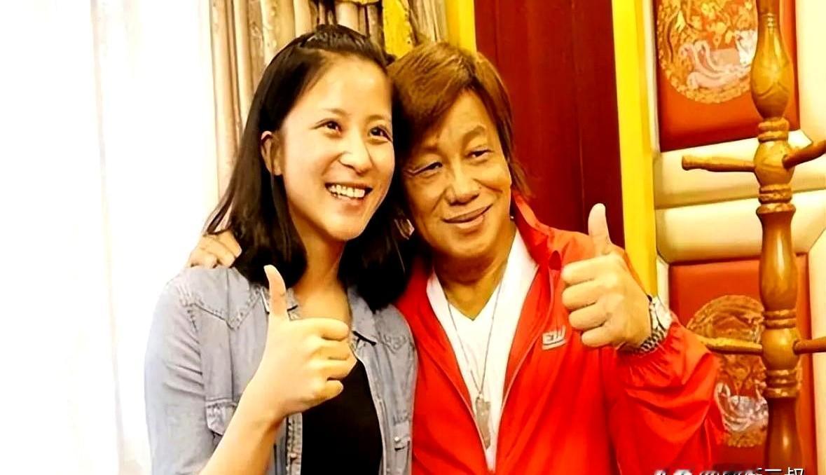 梁小龙走了，宋骧第一次公开露面，竟是在武术交流会上。
她一出手，招式还是他教的那