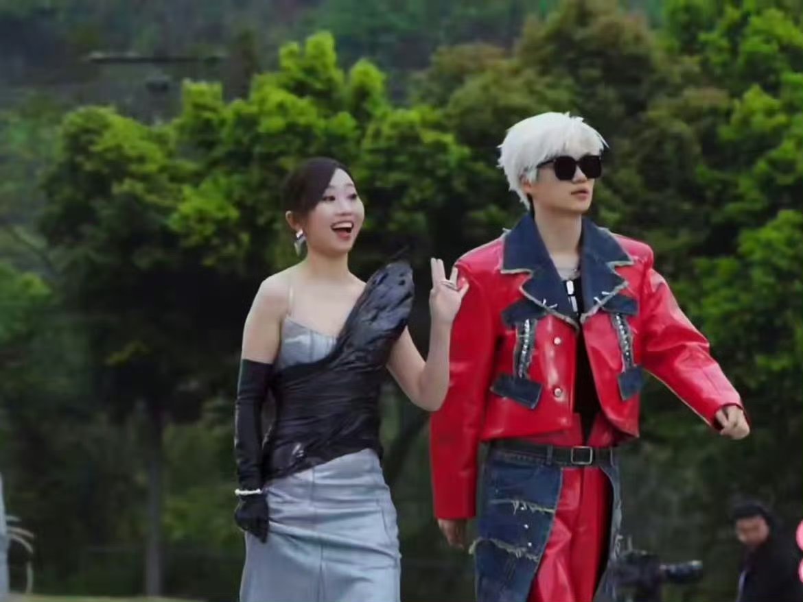 李飞白发还挺像那么回事李飞入学斯莱特林白发李飞直接帅出新高度，贵族气场拉满，马尔