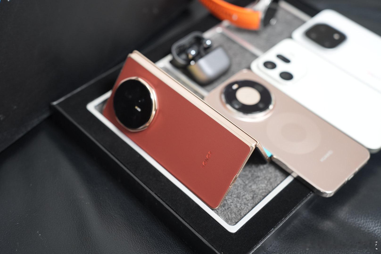 折叠届来了个天才目前我的主力机之一就是折叠手机，荣耀Magic V5！ 