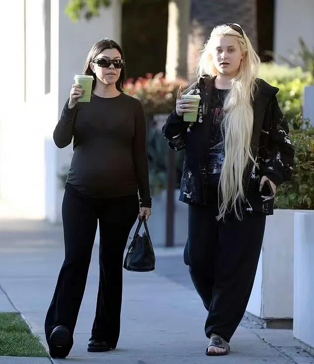 大肚子卡戴珊大姐考特尼和继女同框，继女爆胖遭质疑！

9月18日，卡戴珊大姐考特