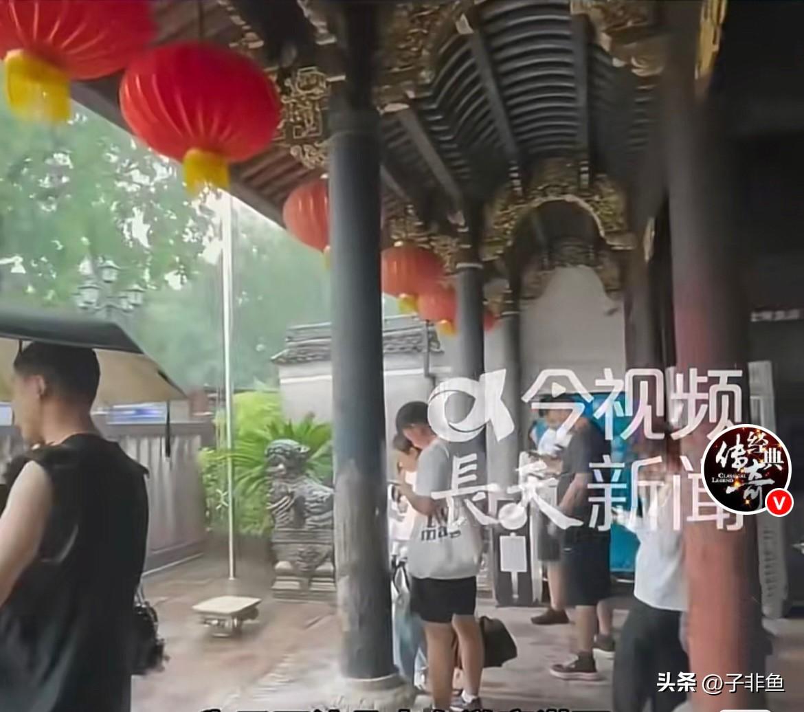近日，宁波正值天一阁景区 17:30正常闭园时间，天色阴沉、大雨滂沱，根本没有停
