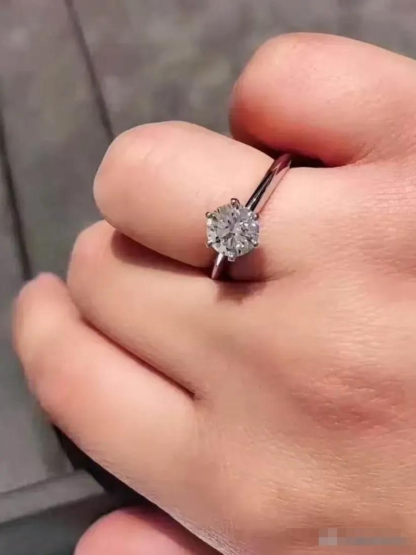 离婚那天她没哭，卖戒指时也没哭，直到闺蜜把她告上法庭。

那枚戒指当年花了六万多