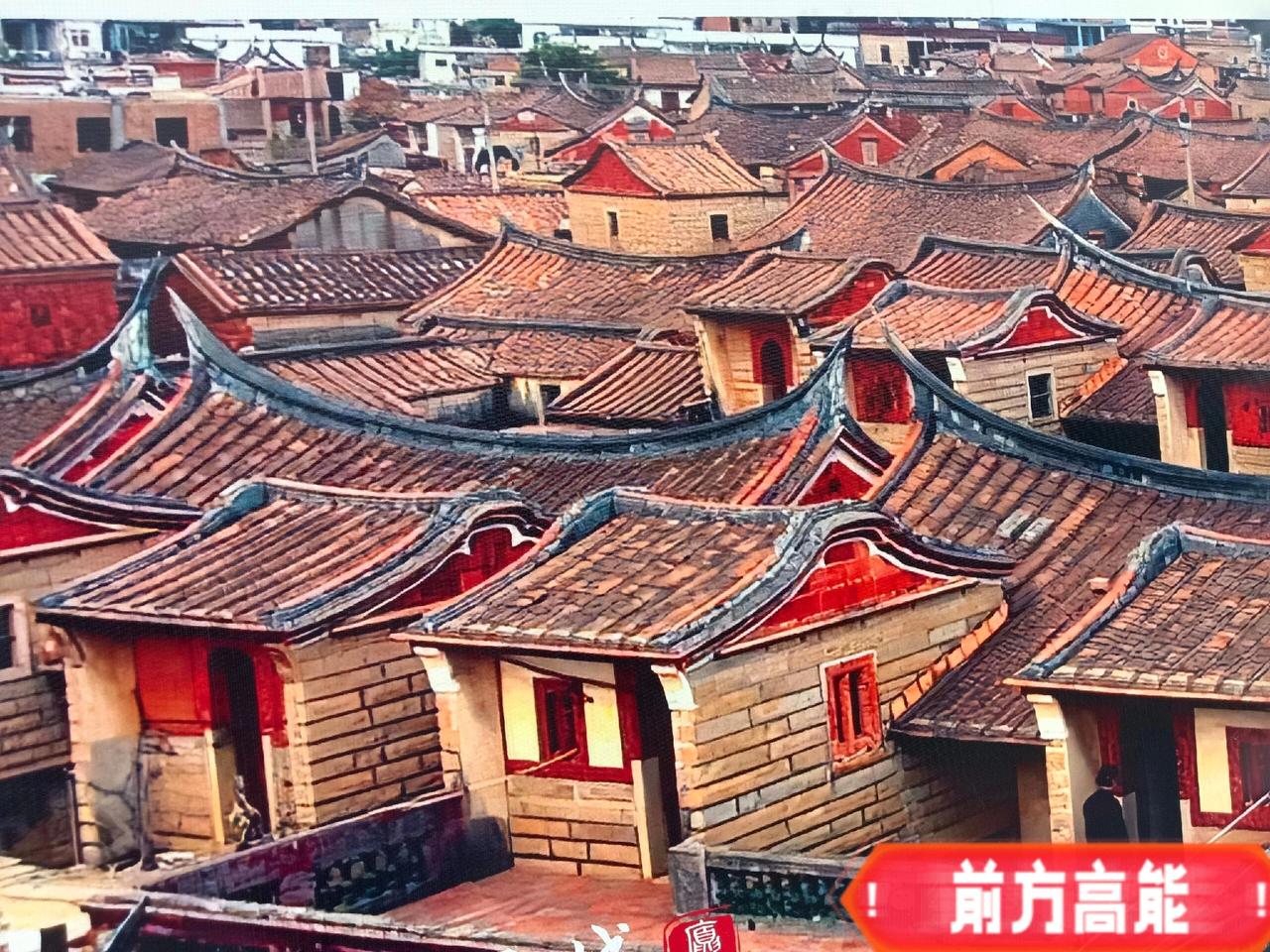 闽南旧屋 

石条黛瓦房檐翘
细观赤壁形似庙
屋脊镌刻兽鸟塑
头枕波澜闻鹭叫
