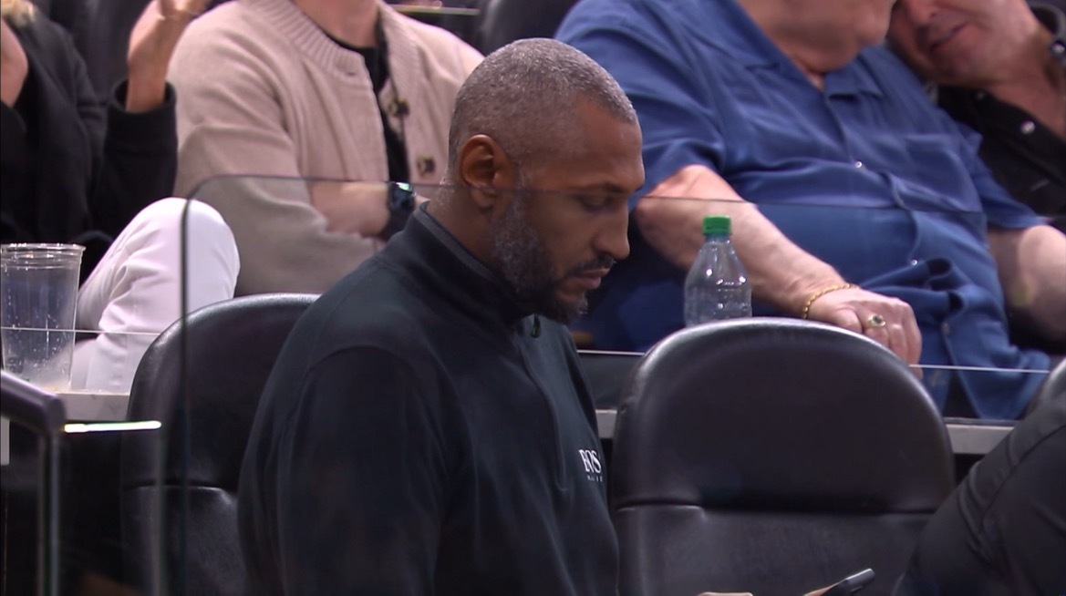 今天场边有熟人76人vs马刺