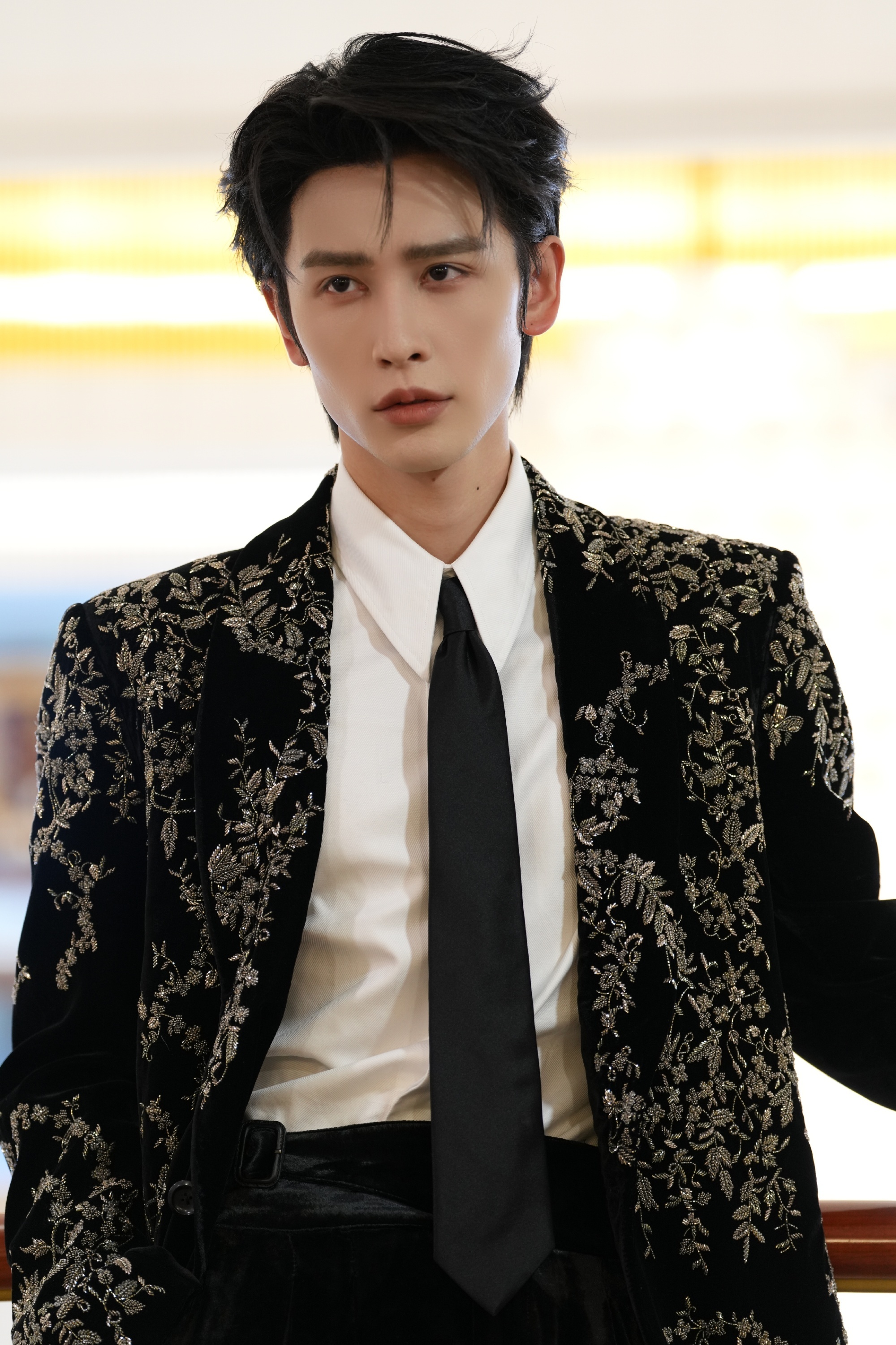 短剧顶流集体逃离横店短剧界有自己的乘风破浪 一边是紧凑连拍的短剧拍摄，一边是自由