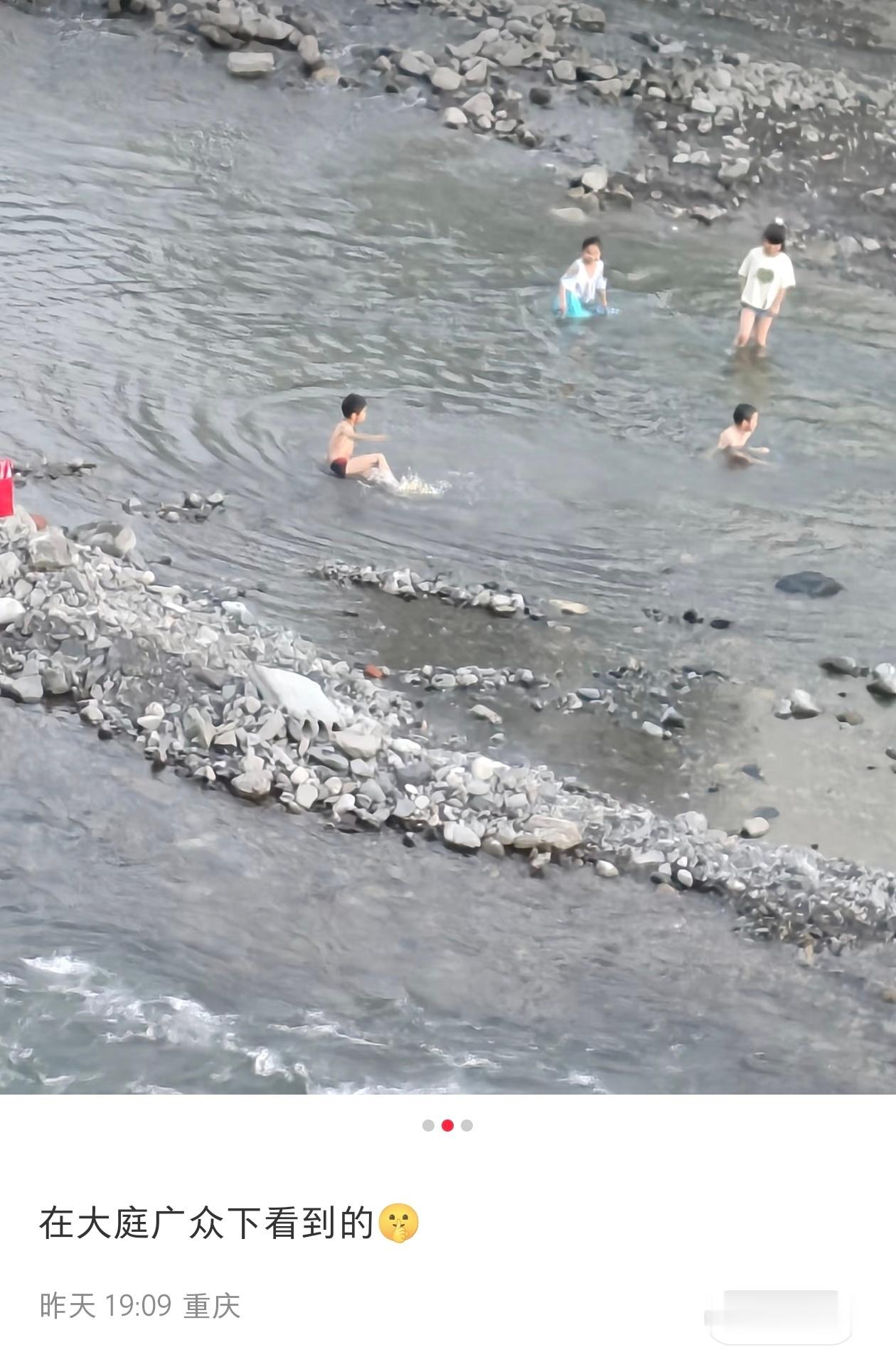 我们小时候都没有见过女孩下水坑玩水的 