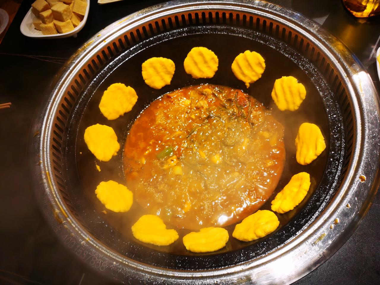 我老婆真会安排，今晚在神农架景区大九湖镇吃饭，老婆在网上团购到一家餐厅——醉旺柴