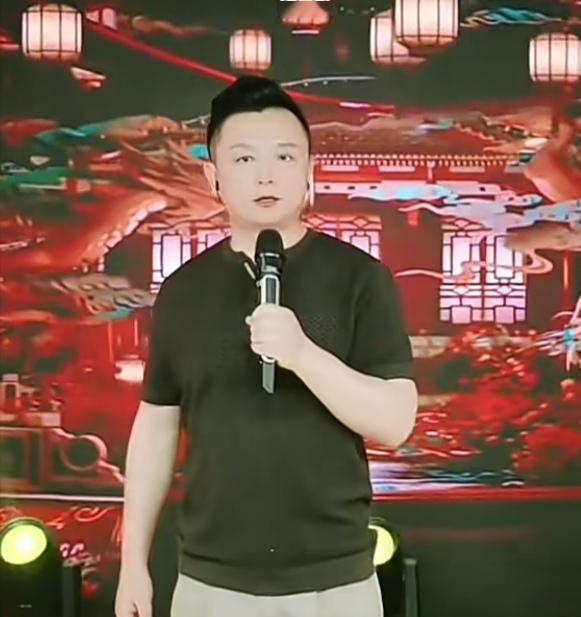 九哥说大别山大哥这一下子火了，他的一个视频激起了千层浪，都在抢大哥呢，说这是她们