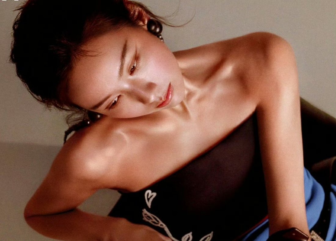 陈都灵黑皮造型上线，清冷感秒变酷飒😎第一次看到这样的嘟嘟还挺惊艳