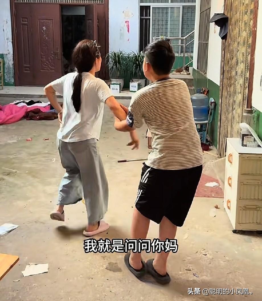 小故事！
     高锐太心酸了，她妈 身体不舒服住院，都是 她自己掏钱，为她妈
