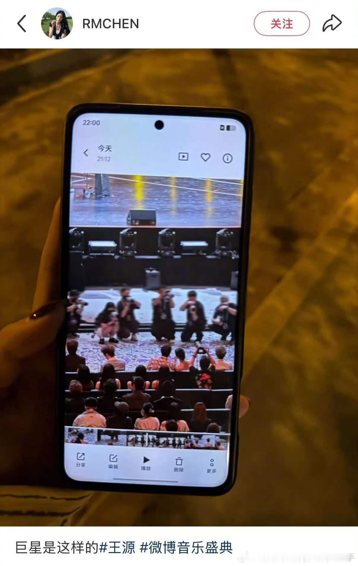 王源面前一排摄像机所有镜头对准王源 顶流就是不一样啊，王源面前一排摄像机都对着他