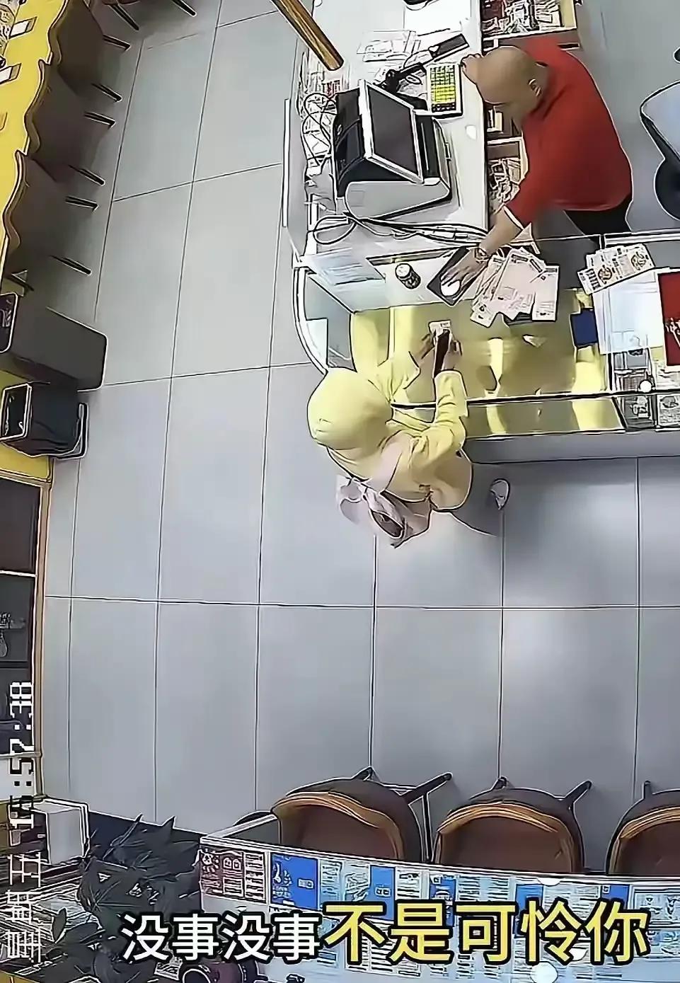 福州街头这一幕，让无数打工人泪目！一个女孩身无分文，却意外收获了陌生人的温暖，究
