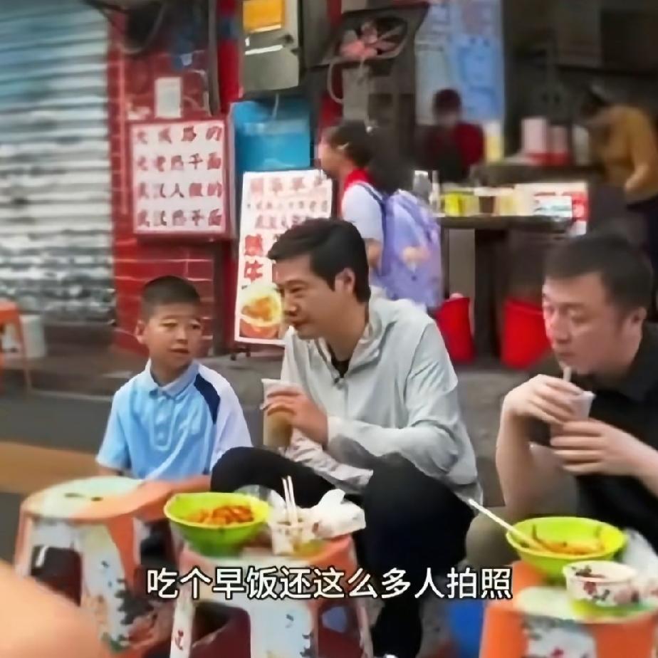 雷老板笑对网民讥讽

针对在武汉街头吃早饭上了好几天热搜的事，雷老板大度回应∶“