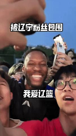 太出乎意料了！
前广东外援威姆斯辽宁校园行，受到辽宁球迷的热情欢迎，连威姆斯都感