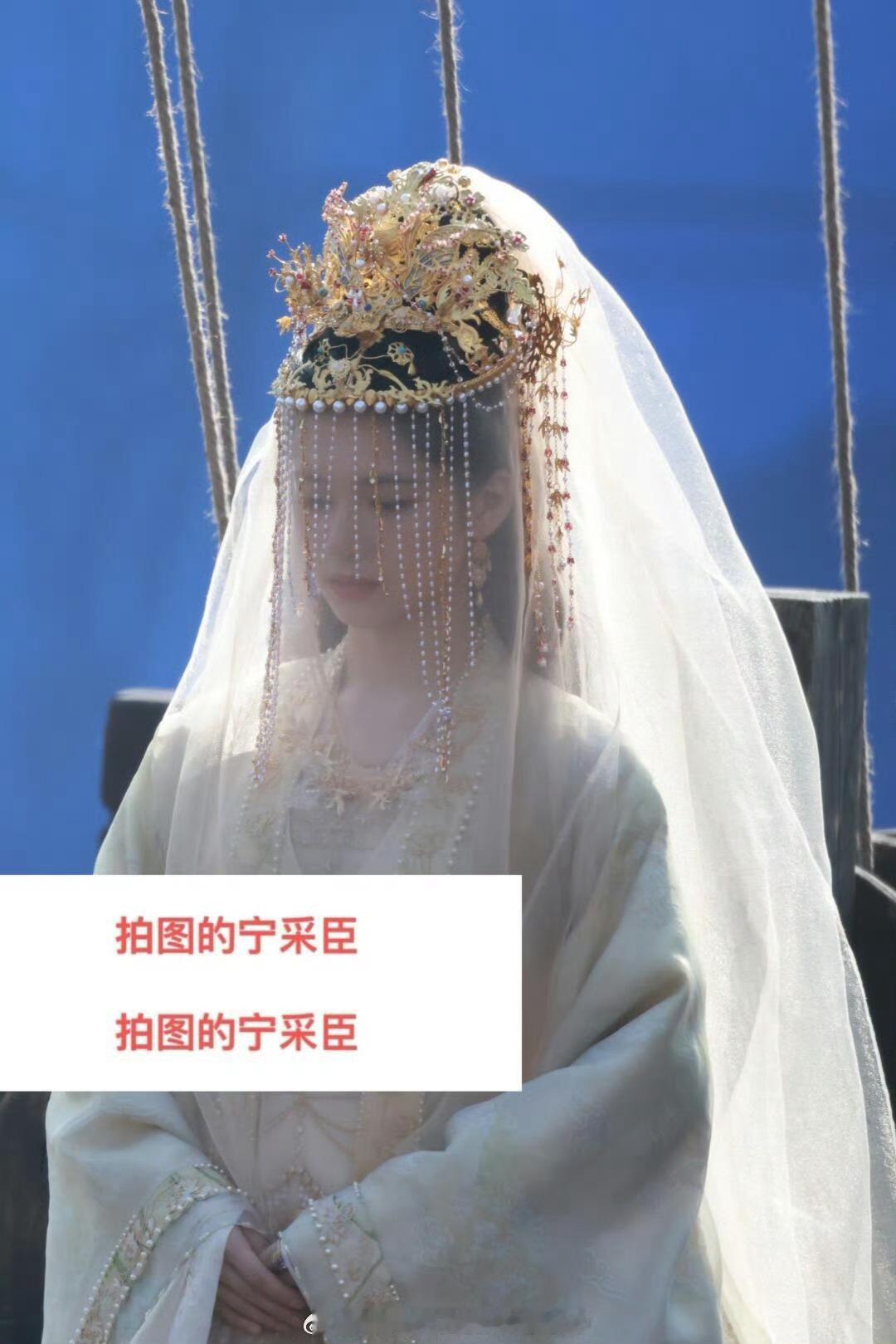我们缇兰公主就是要穿美美的白色婚服呀 