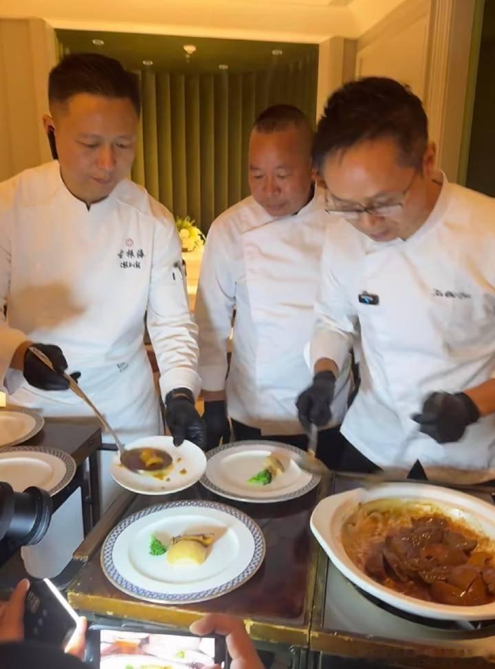 粤菜鸽神居然凑在一起做饭了 不愧是乳鸽宗师，一道酿乳鸽腿构思精妙，这不仅仅是做饭