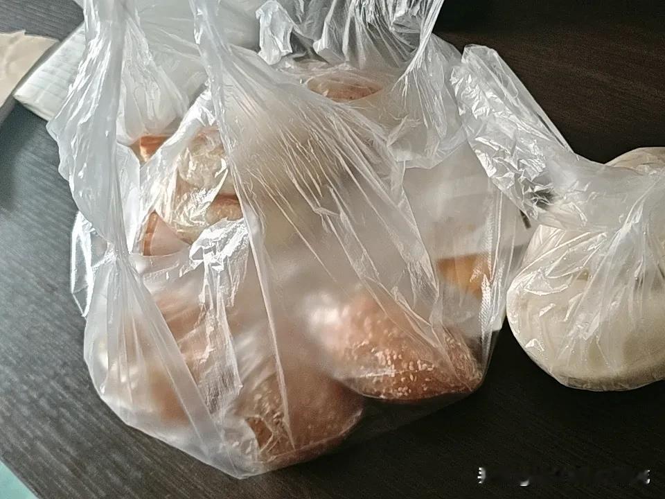 感谢新的一天！
今天一大早就被老板拉着出来送货了，
本来星期天想睡个懒觉，
一个