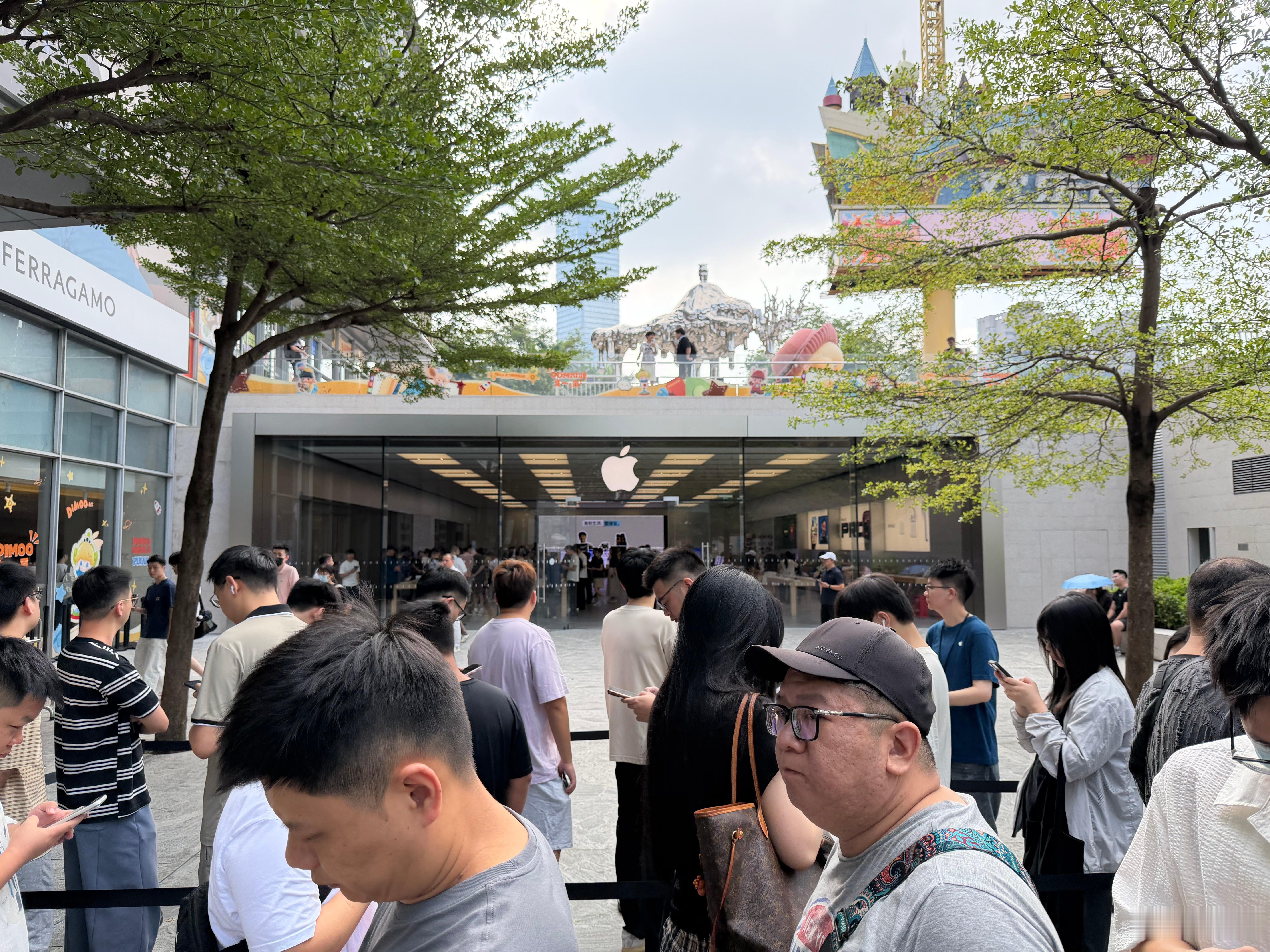 深圳Apple店，今天正式开售，门口排长龙了。iPhoneDuo维修费8000 