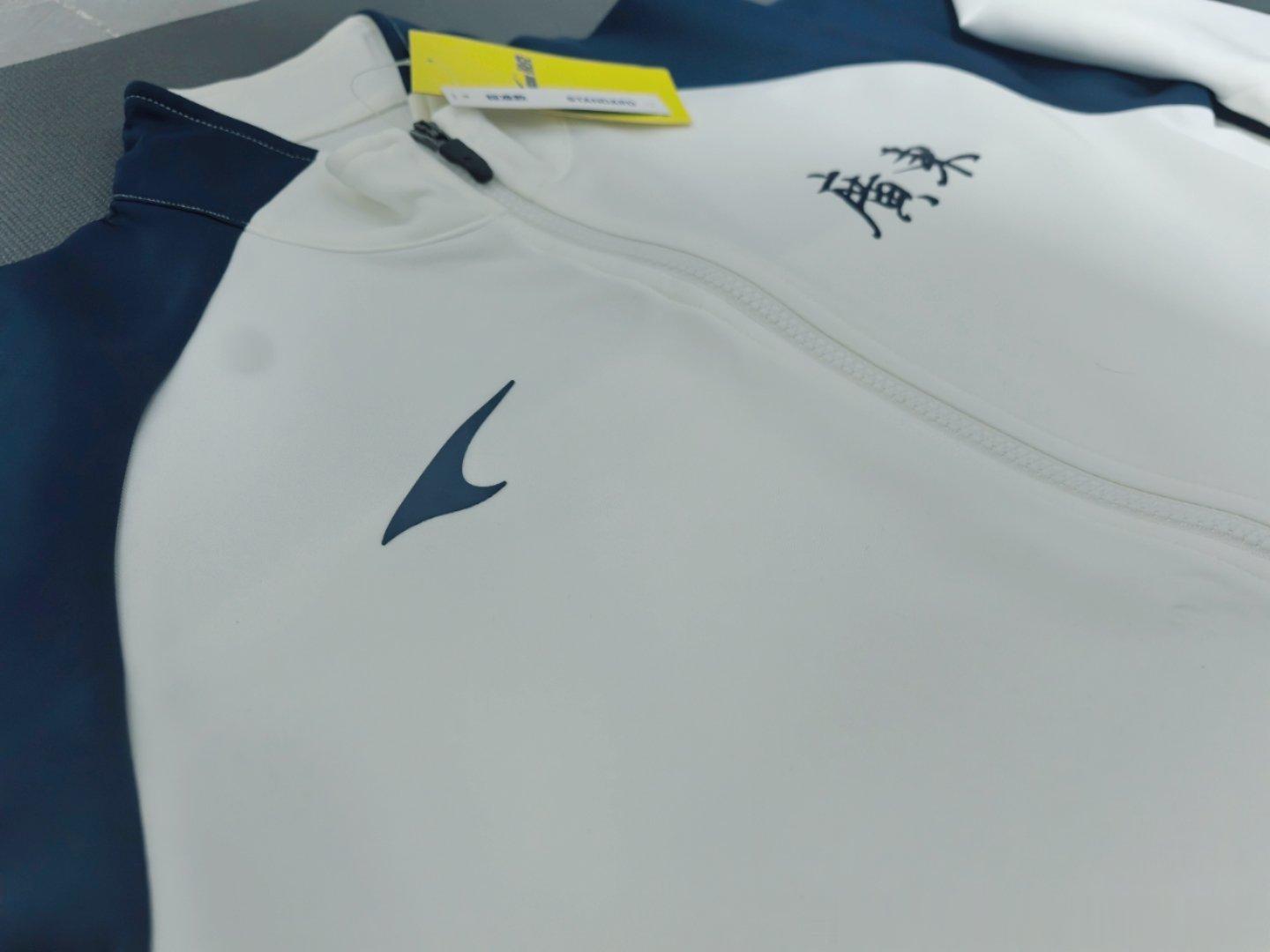 终于收到了！这件外套实物比图片还好看耶，白蓝配色经典又清爽，面料摸起来非常不错的