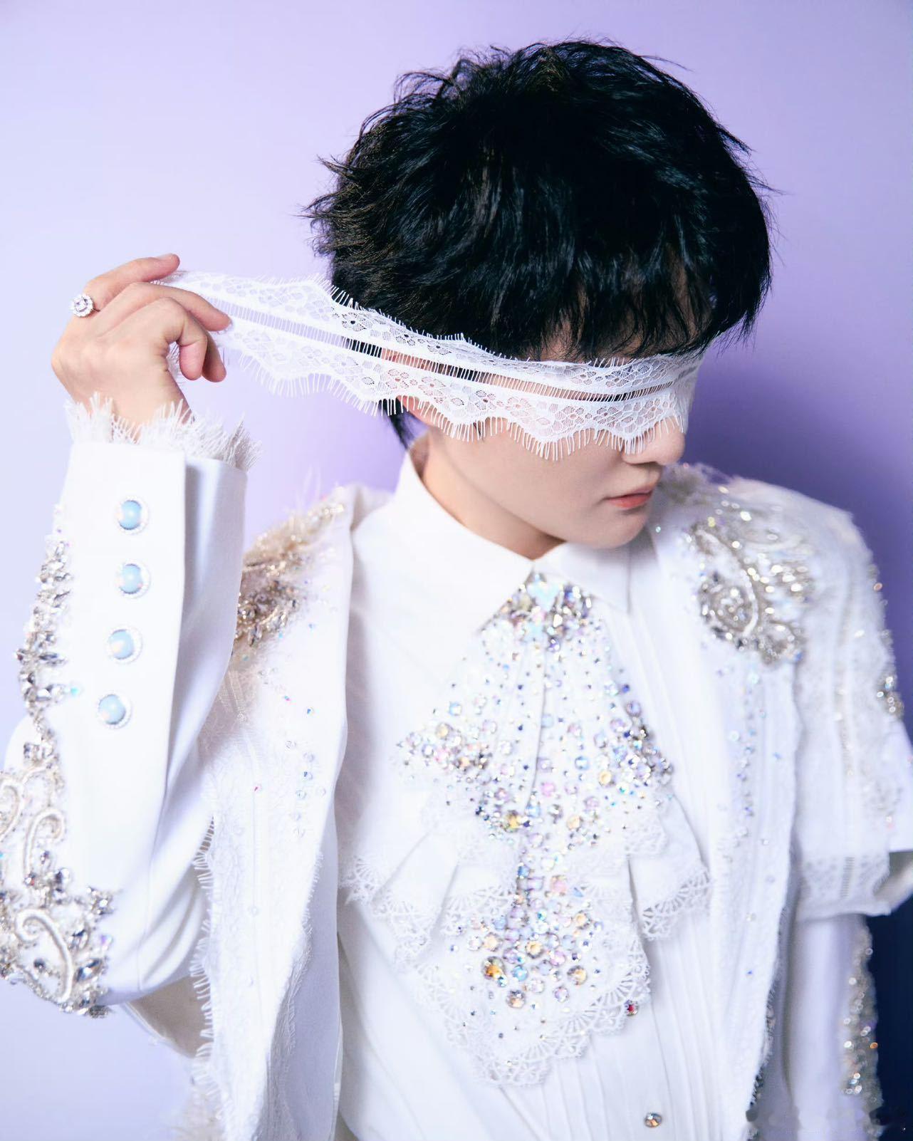 周深 何老师的嗓子好笑死哈哈哈哈哈周深真的随时随地玩梗！歌唱的好就算了，网速还那