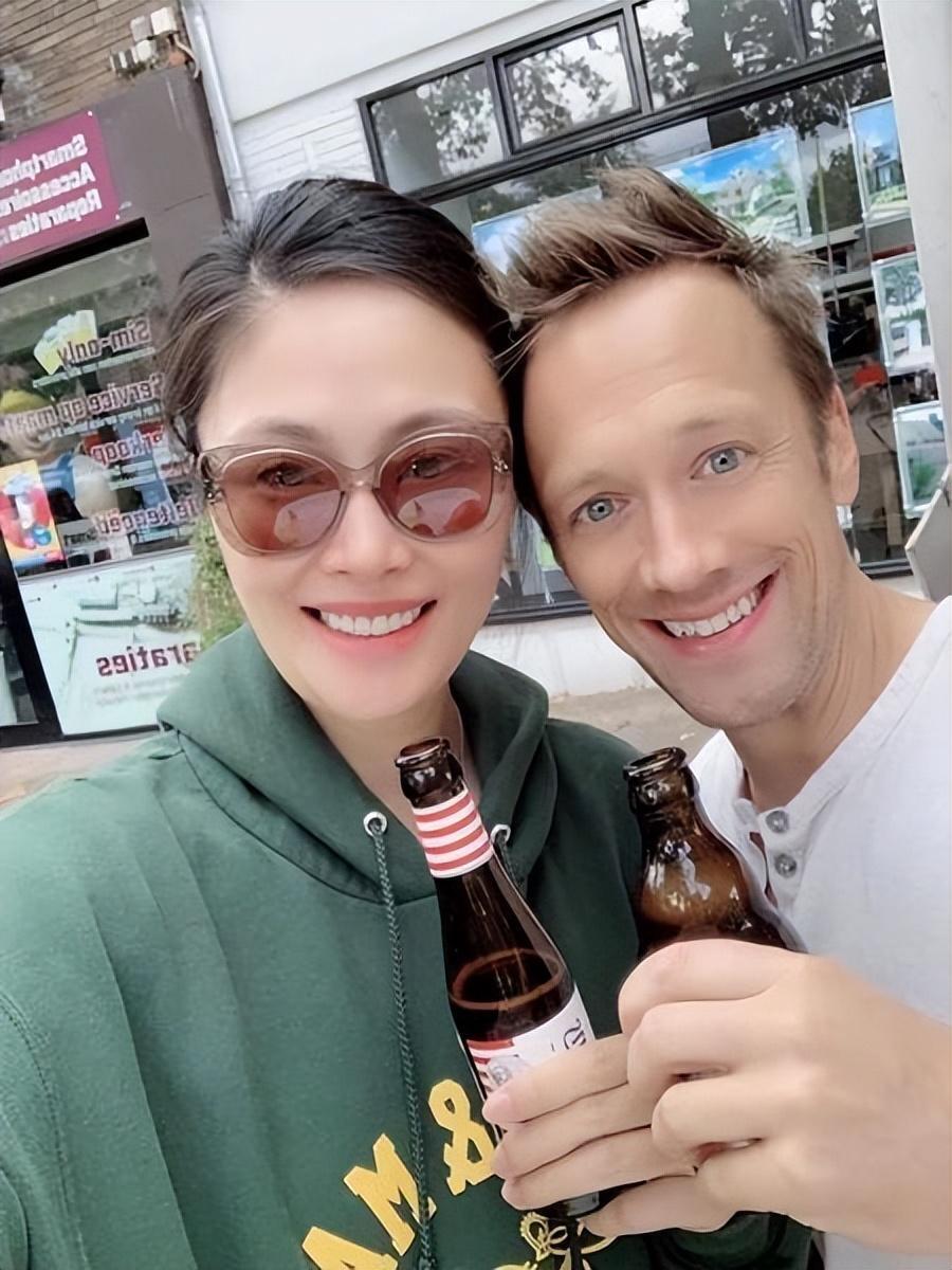 马蕴雯目测身高都是在185以上的大长腿美女，皮肤好白啊，真的好嫩啊，戴着眼镜也是