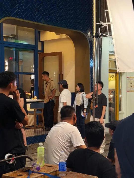 余文乐宣布离婚后首现身网友香港偶遇余文乐卫诗雅了~余文乐离婚后首现身这是余文乐宣