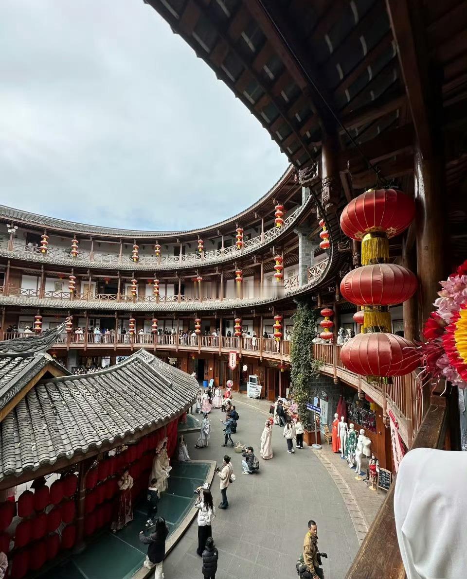 成都青年青睐文旅打卡地图去逛巷子里的茶馆，还偶遇街头艺人弹唱，慢生活真的太治愈啦