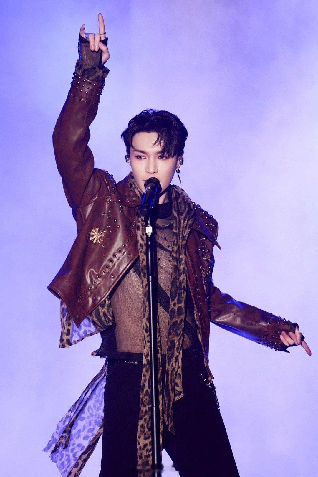 张艺兴你的兵来了 年末大聚会被张艺兴搞成了热血音乐课堂！看他站在台上点名，台下粉