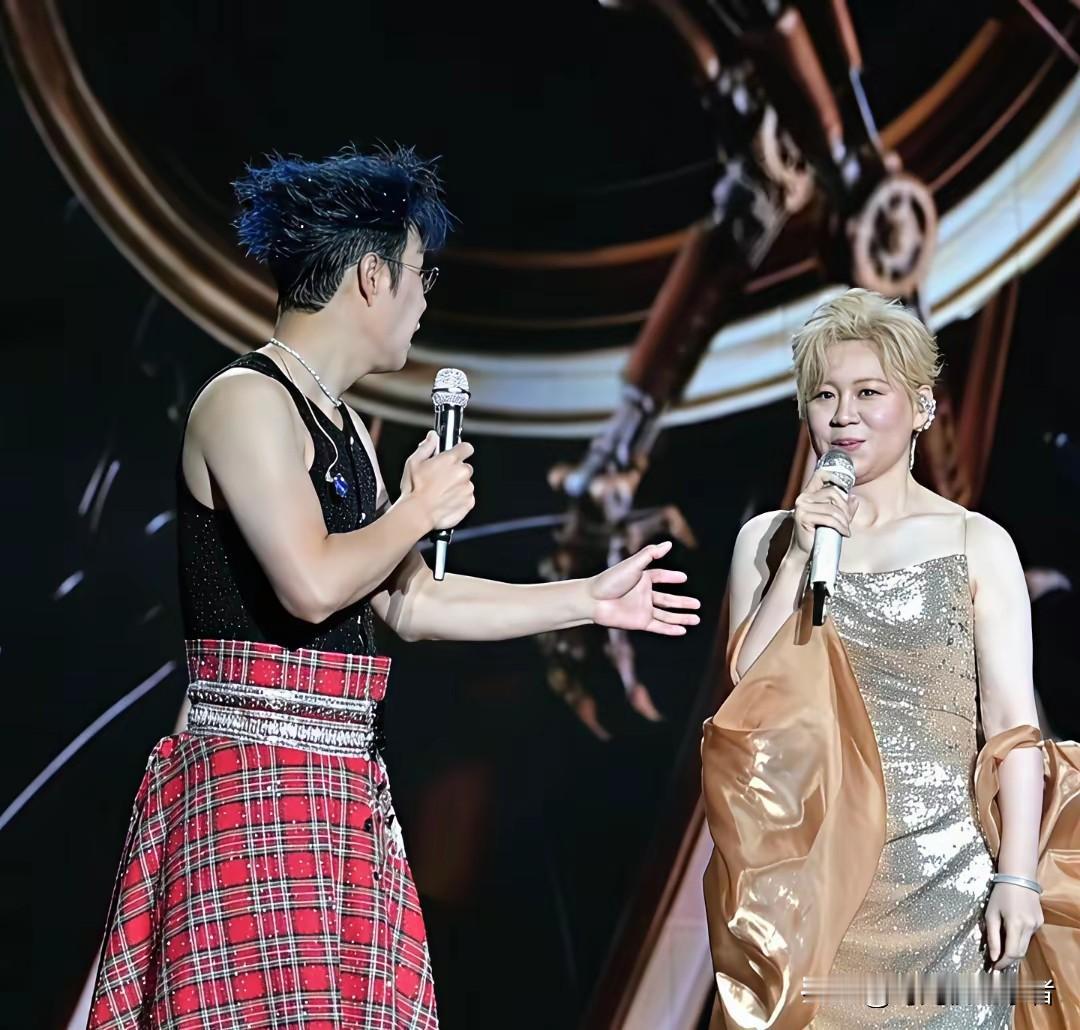 小沈阳好像韩国男团，小沈阳真是越来越洋气，演唱会开的如火如荼，打扮的越来越像韩国
