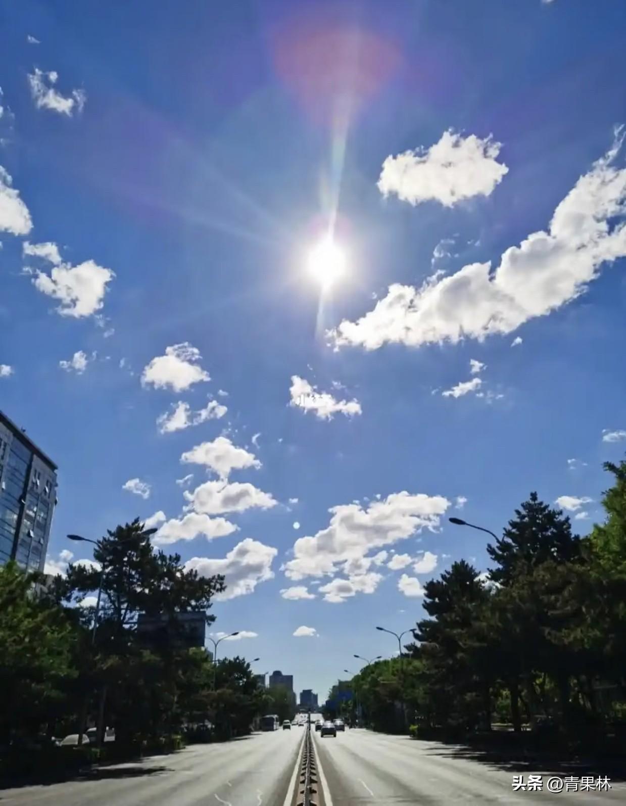 盛夏高温想要避开中暑，首先尽量避开正午11点到下午4点外出。外出戴好遮阳帽，穿宽