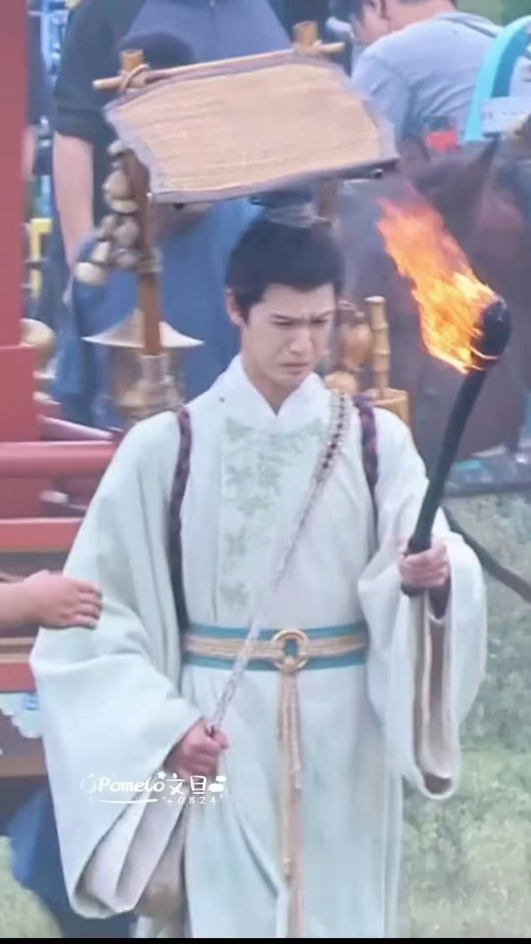 李昀锐被烟熏到了 ​​​被烟熏到的李昀锐有点太萌了～ ​​​