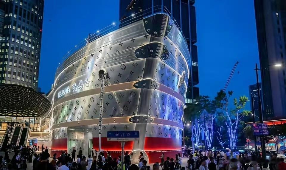 LV刚在中国赢了一场官司，判赔1030万。

转头就在上海黄浦江上放了个巨型LV