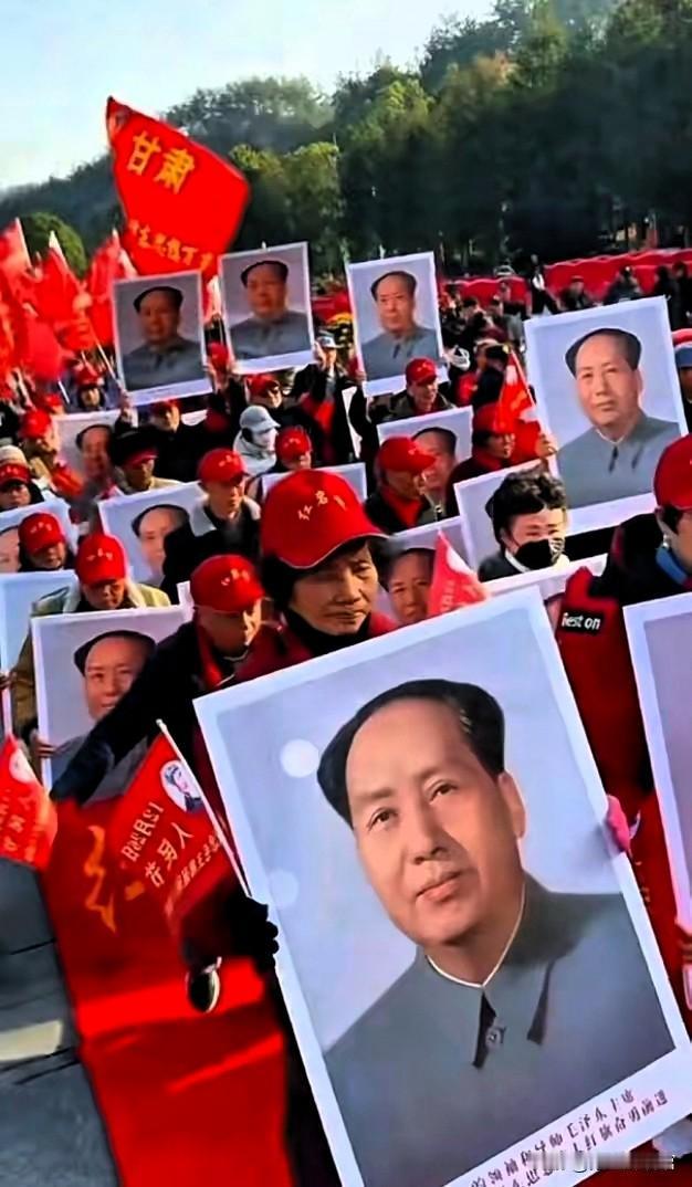 刷到这一幕瞬间破防落泪，这才是刻在中国人骨血里最纯粹的信仰！
 
街头巷尾，无数