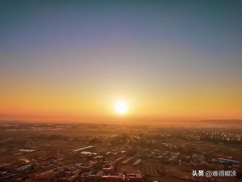 最近最满意的日出照，是在山顶拍的。那天凌晨就爬上去，等着天光微亮。当太阳缓缓升起