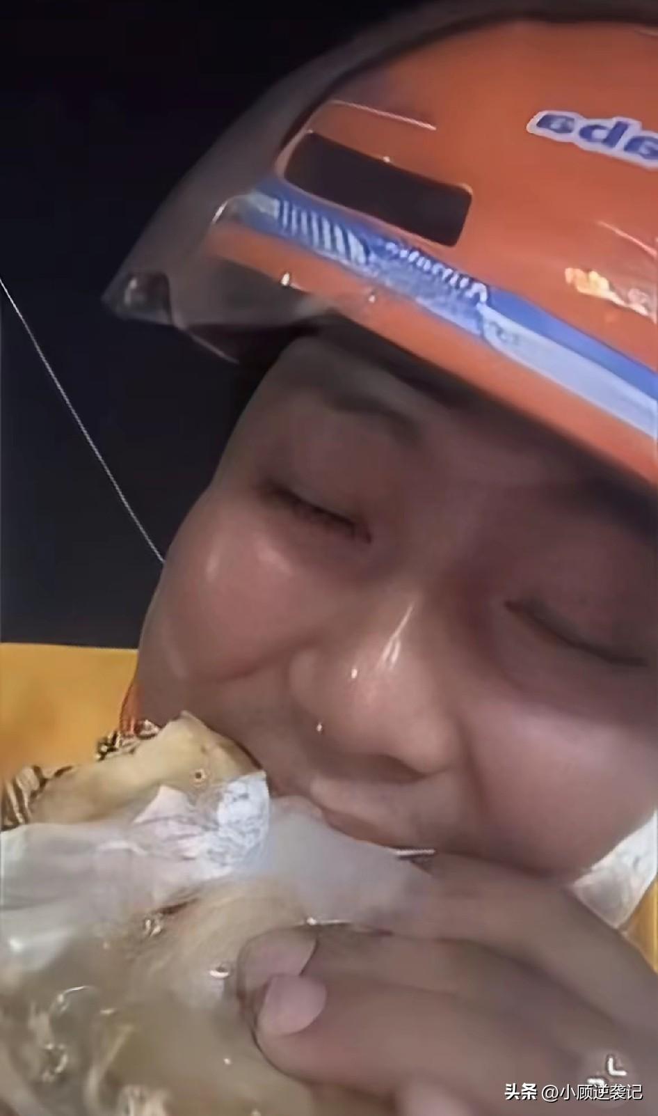 一个离异的外卖小哥，每天骑着电动车在城市的大街小巷穿梭，他将所有的心血和金钱都倾