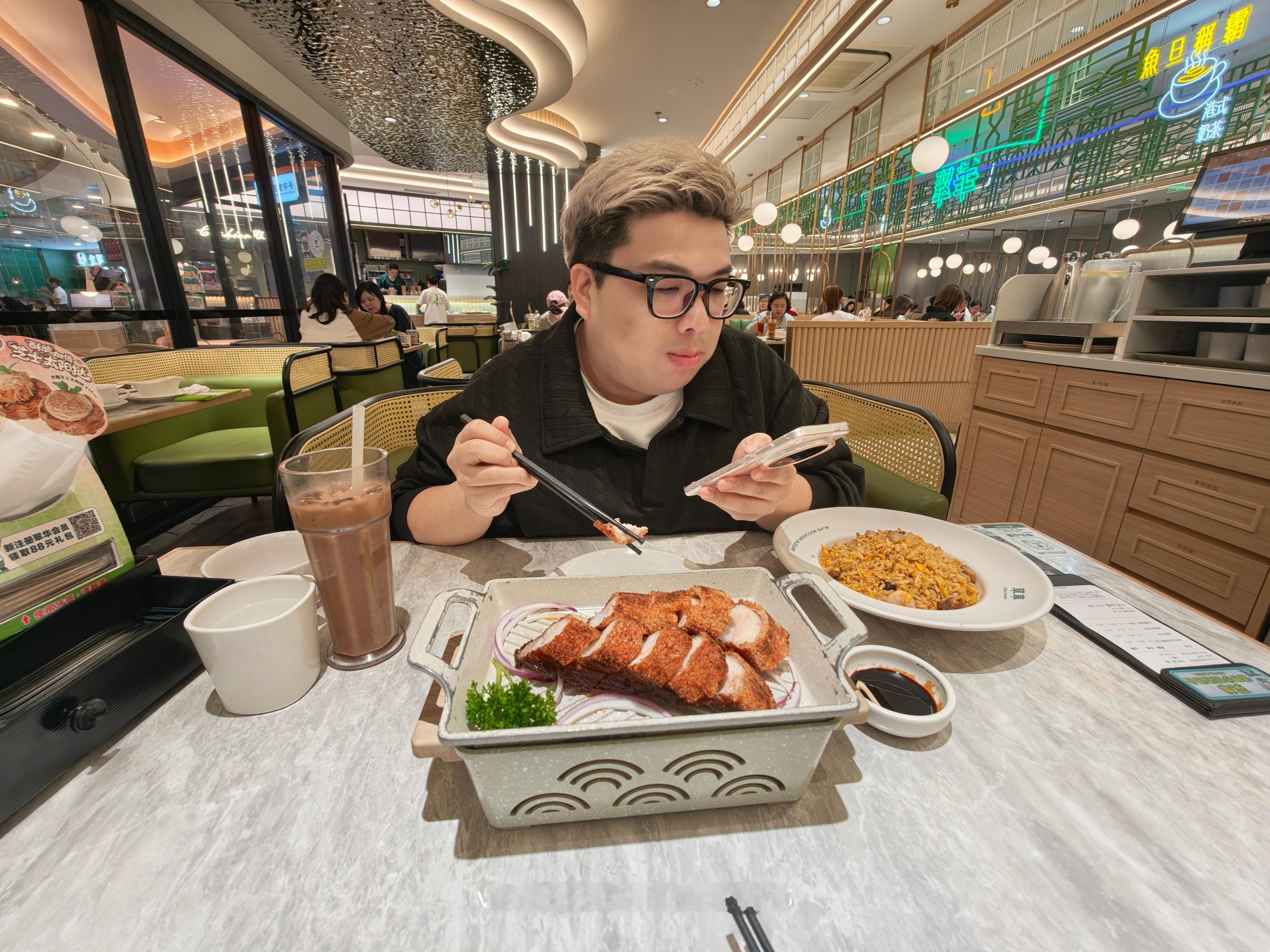 中午开车来正大吃个午饭威老师还是吃的太好了，工作餐整一大桌子