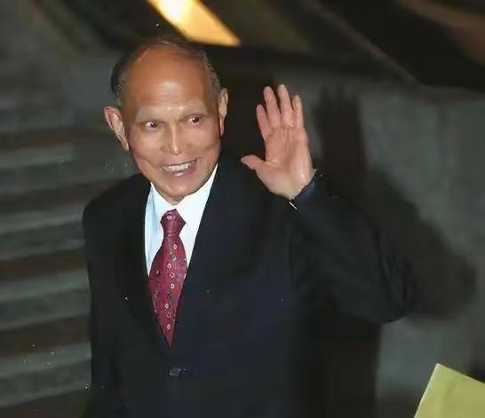 1997年，香港一个昏暗的房间里，张子强的手下递上一份名单，兴奋地说：“大哥，下
