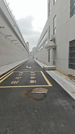 一位货车司机来到一座新建的大型监狱送货。
当他开车来到监狱门口的时候真是被眼前看