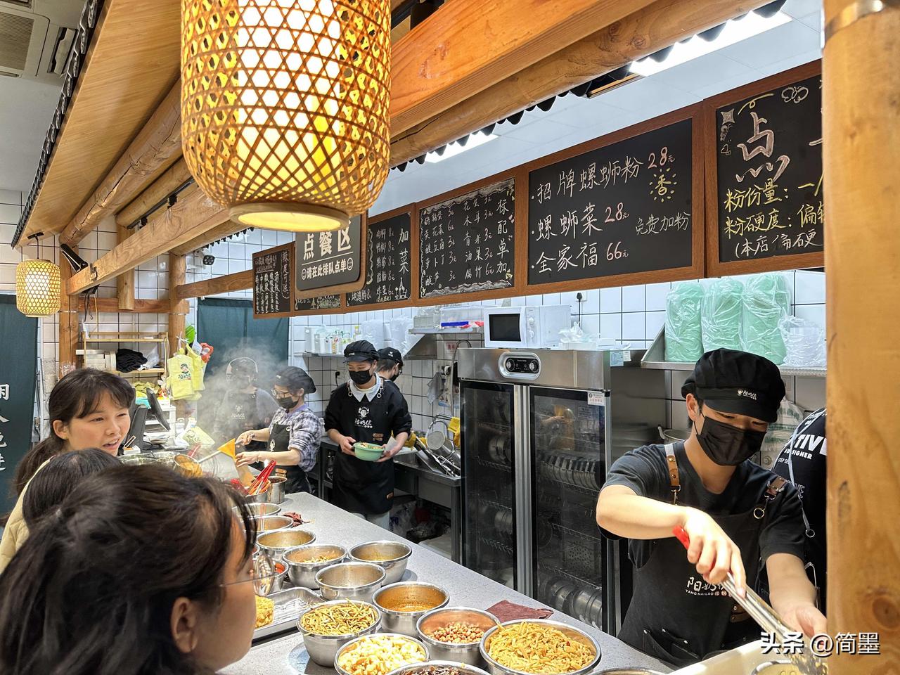 48元一碗的螺蛳粉，那价格可真是像坐了火箭一样，一点都不便宜。就说阿嬷手作投资的