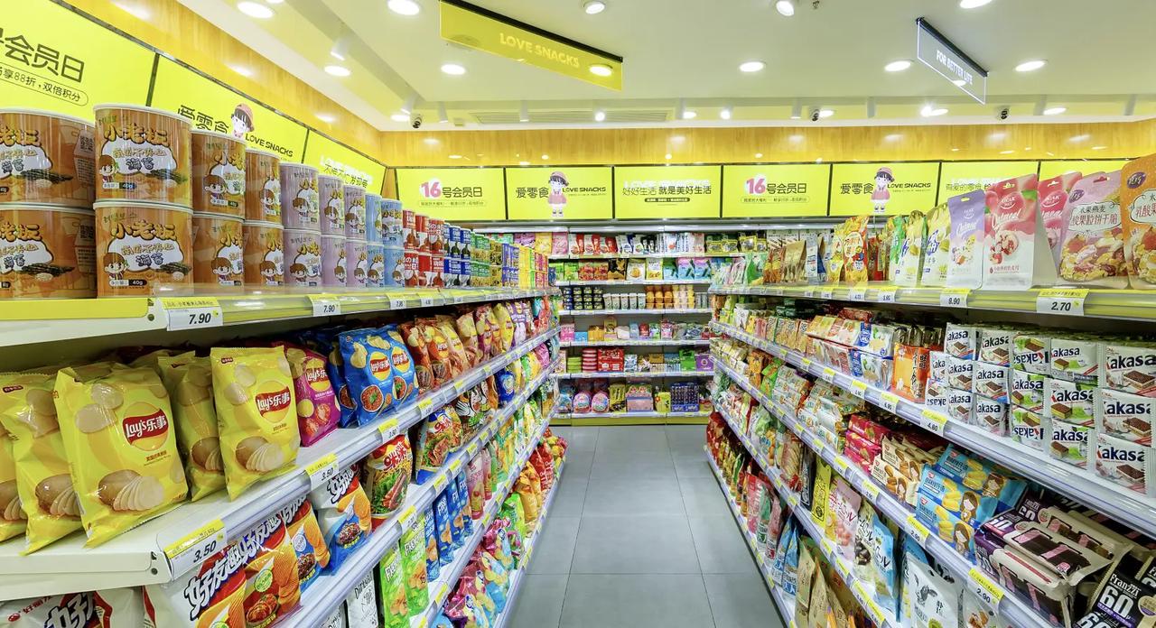 三万店垄断 75% 市场，量贩零食的狂欢与加盟商的困境

近段时间，不管是城市小