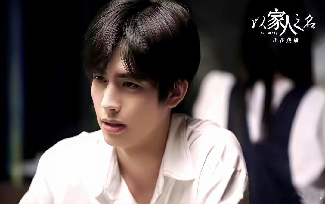 宋威龙靠脸杀进圈，185的骨架往那一站就是滤镜。19岁拍《凤囚凰》被嘲面瘫，22