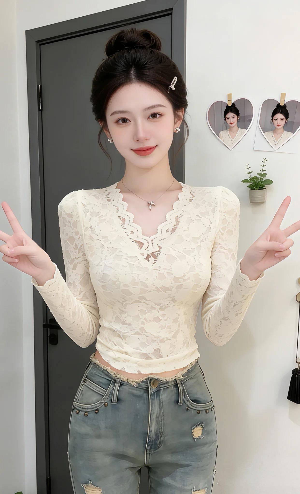 这是一张展示女性时尚穿搭的图片。图中主体为一位年轻女性，她身着一件白色蕾丝长袖上