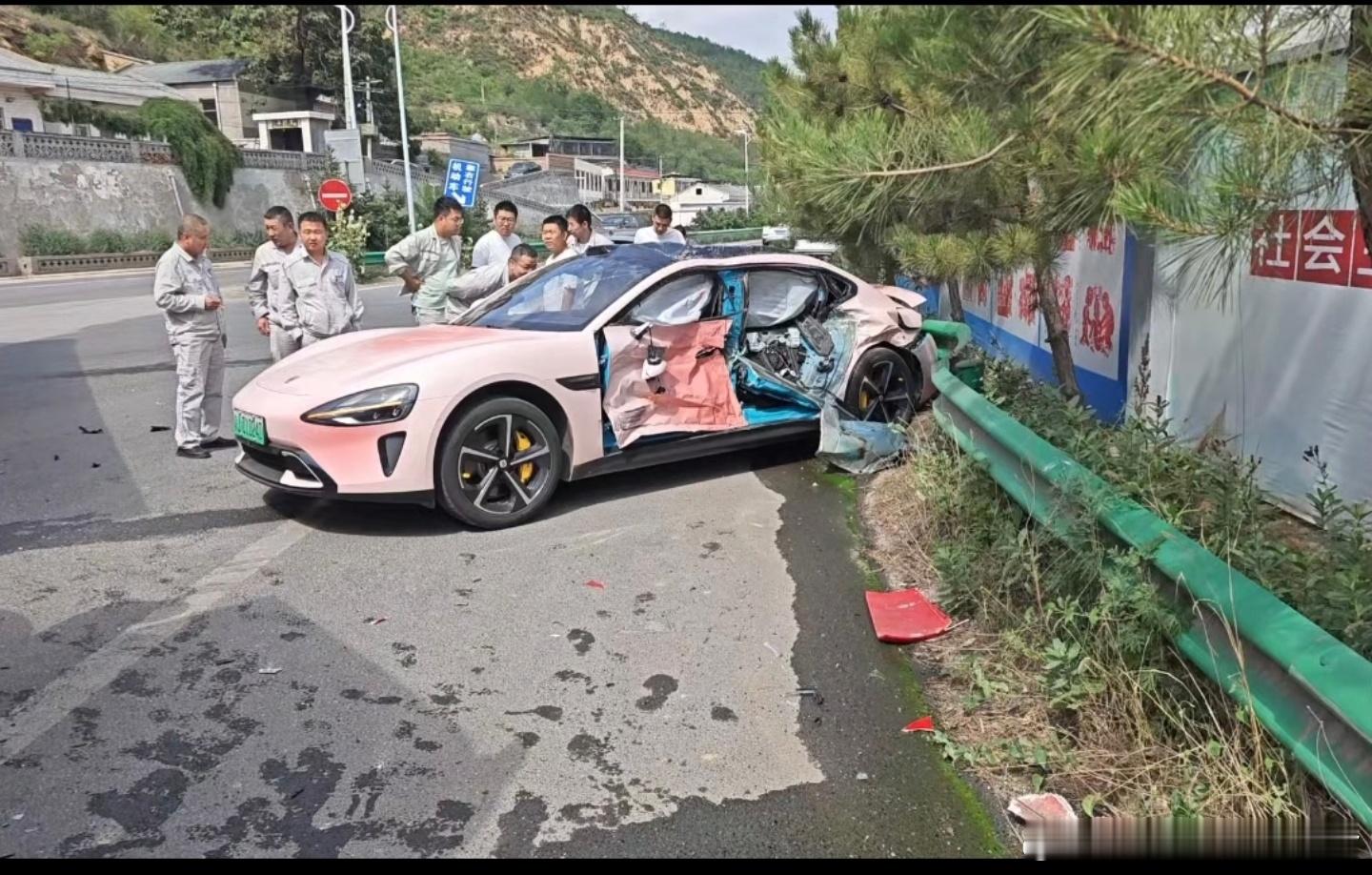 小米汽车又偷工减料了！他怎么偷工减料的？大货车时速80撞小米侧面驾驶室，小米汽车