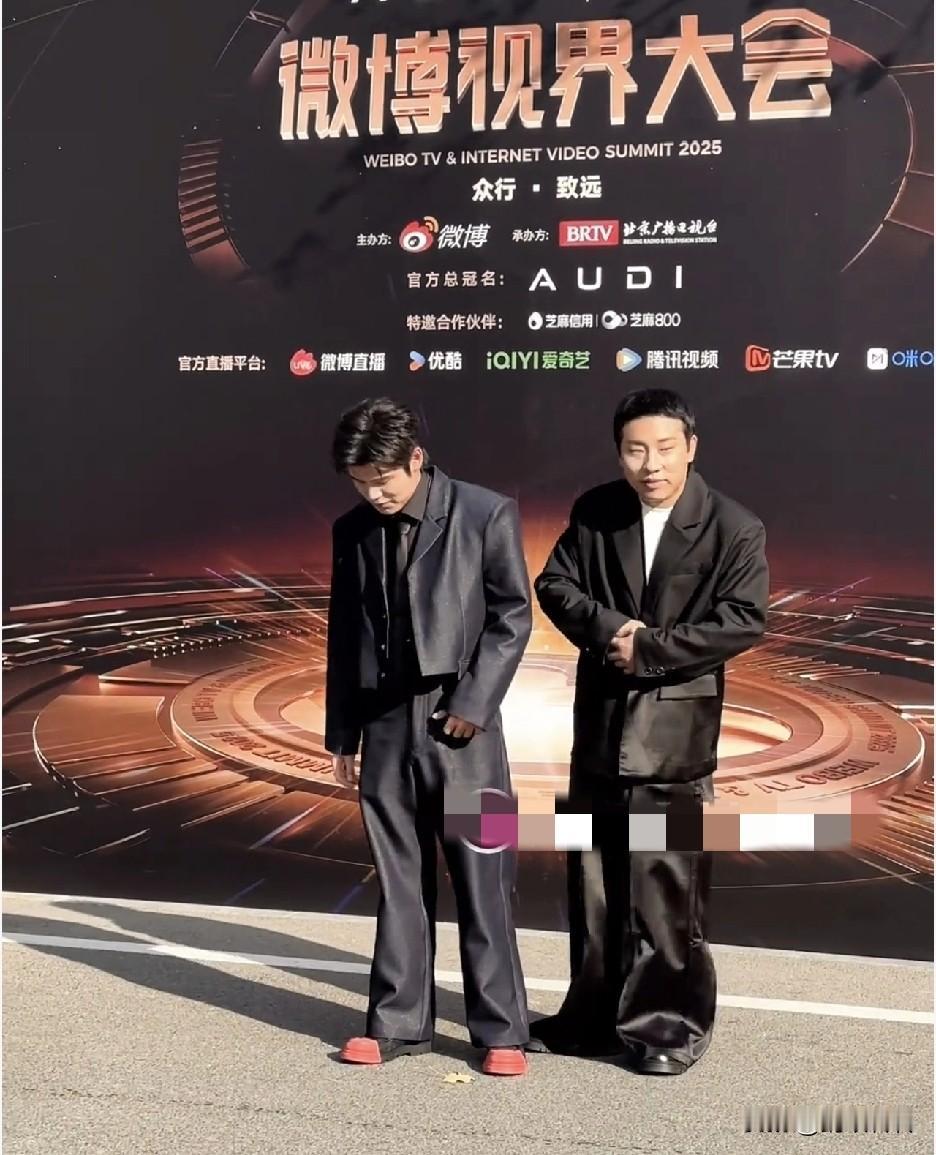 现在的人但凡有点小名，审美就变态了，仿佛不搞得与众不同，就不是个人了。脱口秀演员