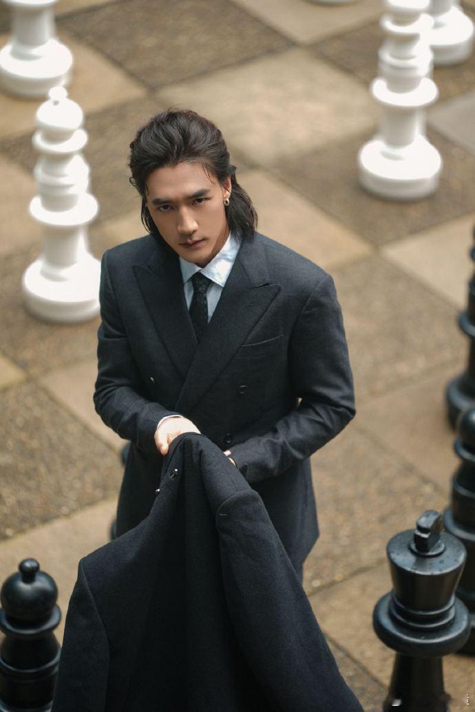 此沙黑风衣自带荷尔蒙buff！宽肩廓形混搭街头松弛感，远看“生人勿近”，近看痞帅