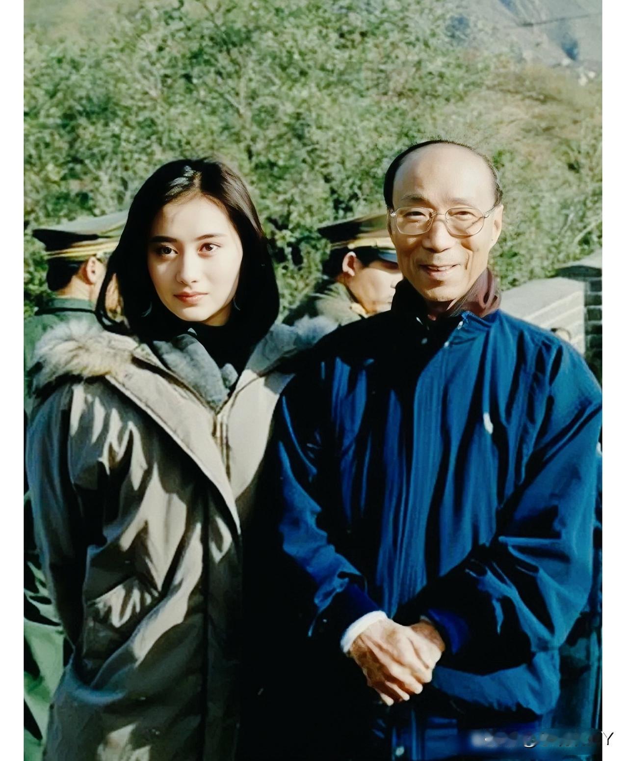 这是邵逸夫带着陈德容游览长城的一张合影老照片，拍摄于一九九一年。彼时邵逸夫八十四