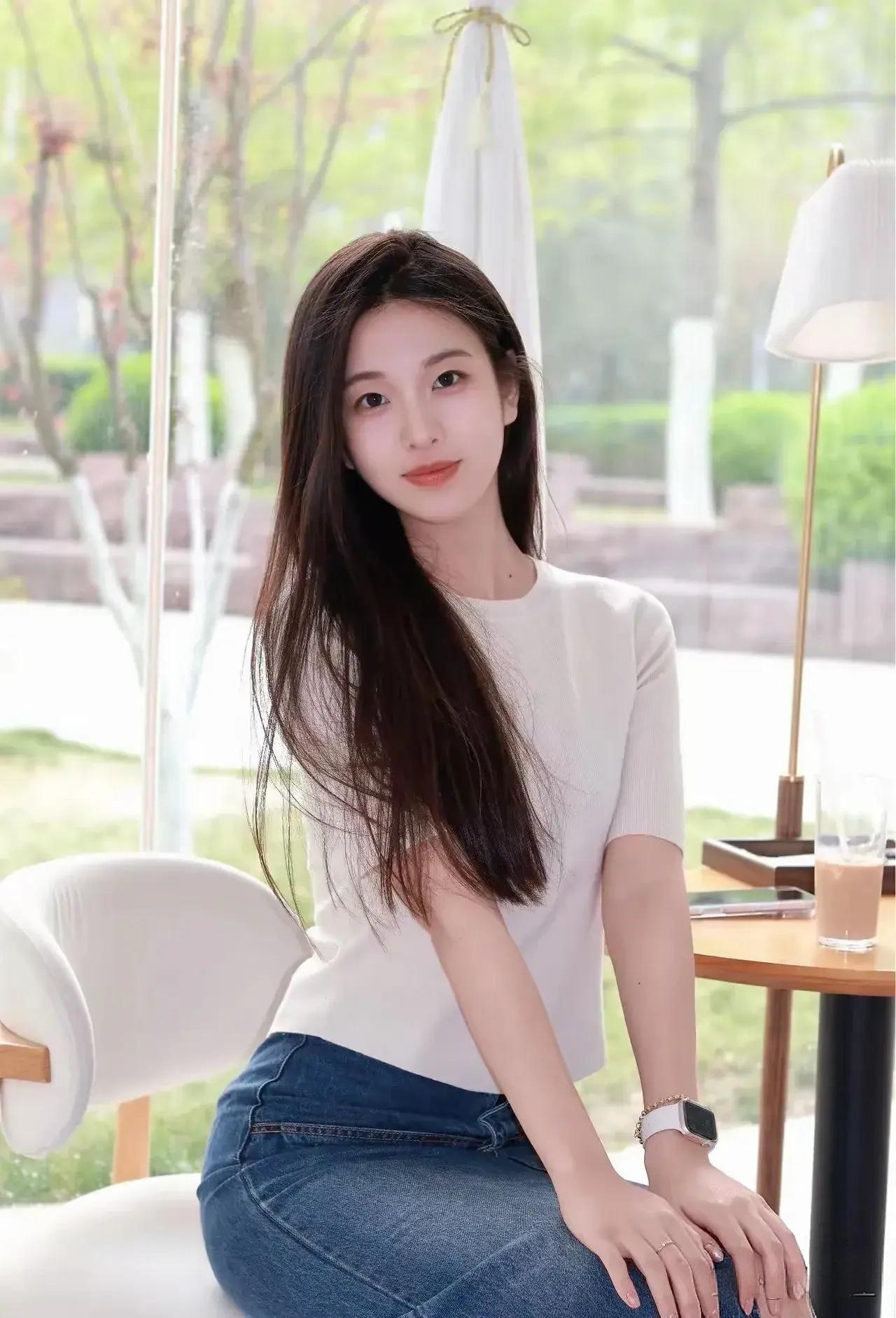 一颦一笑入心头，
眉眼盈盈胜温柔。
风拂青丝添雅韵，
相思自此为君留。
越夜越迷