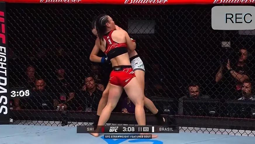 【石铭UFC首秀惜败！全网刷屏：这一刻，中国格斗没有输！】

🔥刚刚结束的UF